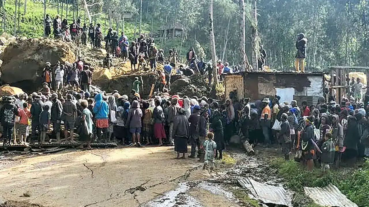 পাপুয়া নিউগিনিতে ফের ভূমিধসের আশঙ্কা, সরানো হচ্ছে হাজারও মানুষকে