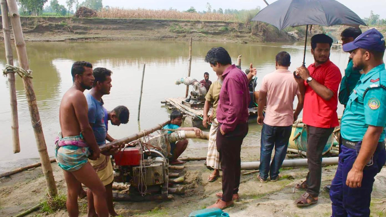 রংপুরে বালু খেকোদের রমরমা বাণিজ্য 