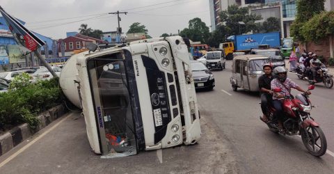 জাহাঙ্গীর গেটে নিয়ন্ত্রণ হারিয়ে উল্টে গেল লরি