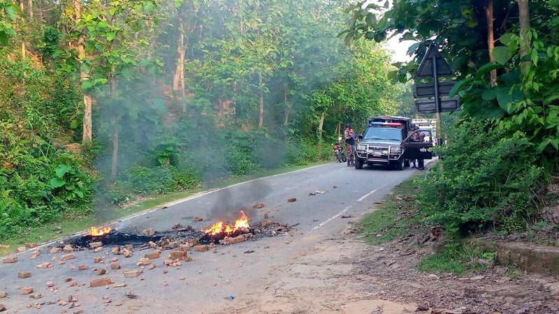 খাগড়াছড়ি ও রাঙামাটিতে আধাবেলা সড়ক অবরোধ