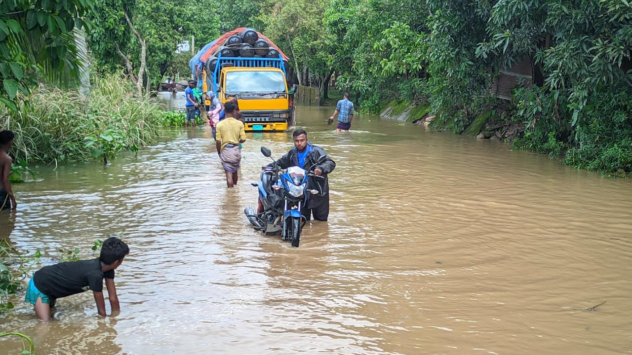 টানা বৃষ্টিপাত ও পাহাড়ি ঢলে তলিয়ে গেছে সুনামগঞ্জের রাস্তাঘাট