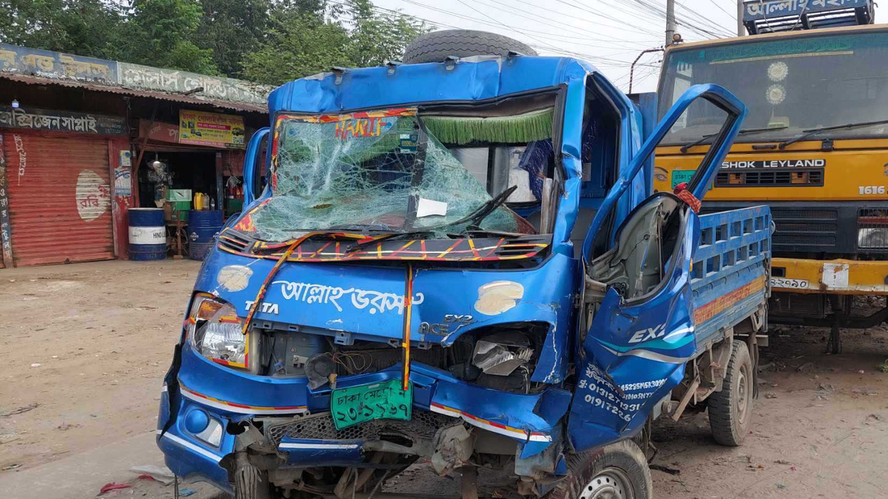 নিয়ন্ত্রণ হারিয়ে ট্রাকের পেছনে পিকআপভ্যানের ধাক্কা, নিহত ২