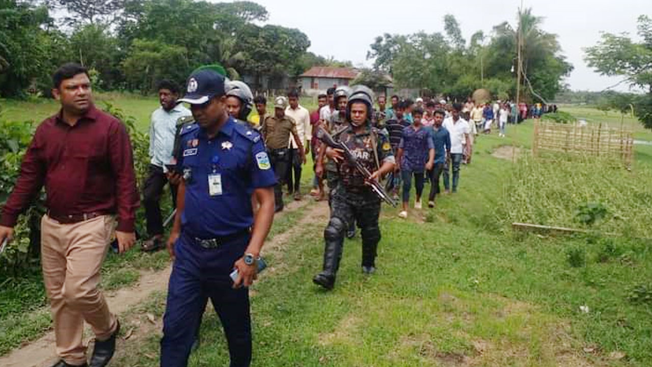 প্রশাসনের পাহারায় এক গ্রামের ভোটাররা ভোট দিলেন অন্য গ্রামে