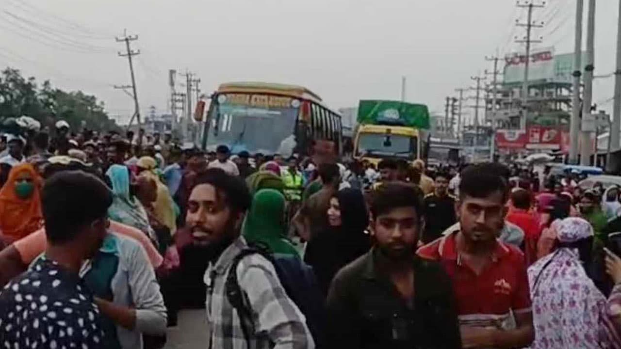 বকেয়া বেতনের দাবিতে ঢাকা-চট্টগ্রাম মহাসড়ক অবরোধ শ্রমিকদের