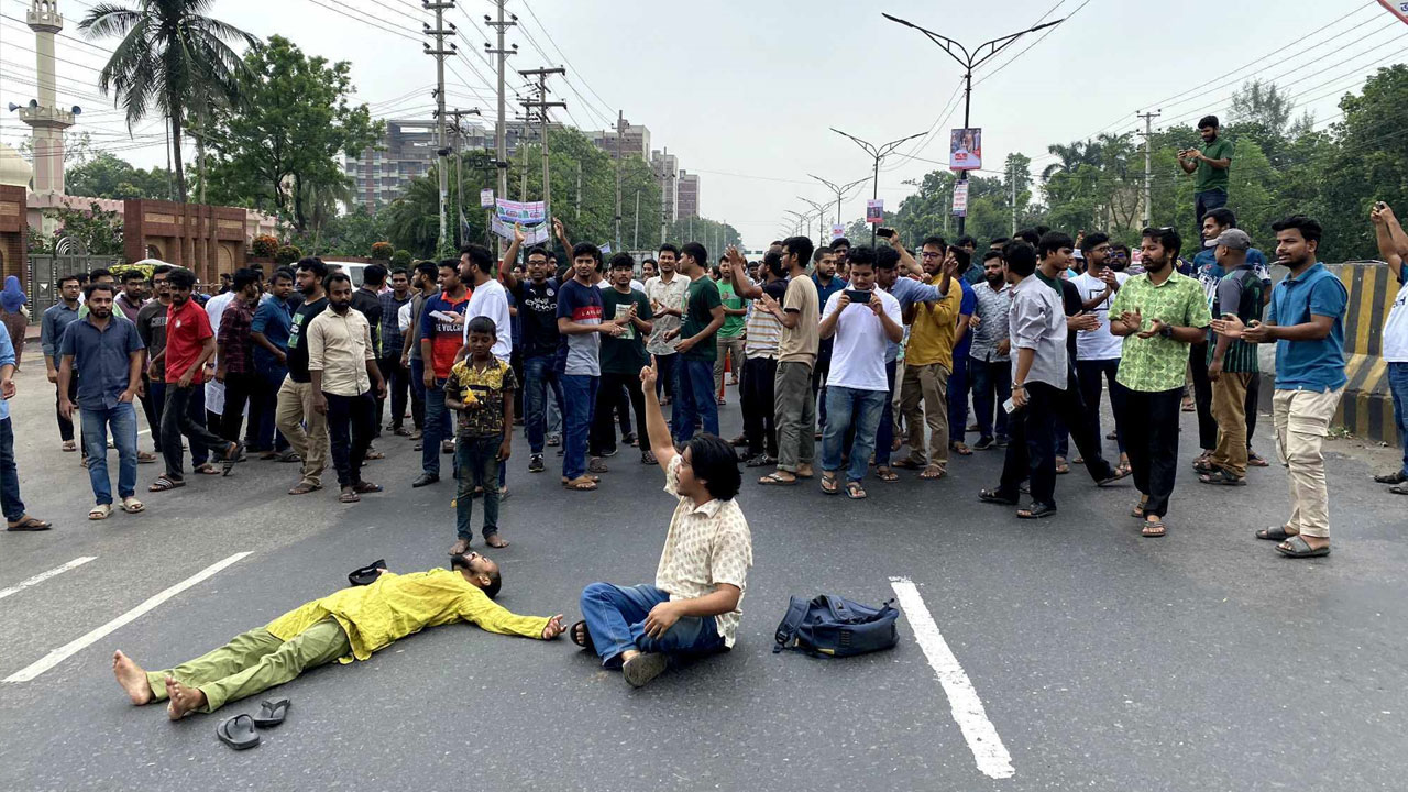 কোটা পুনর্বহালের প্রতিবাদে জাবিতে বিক্ষোভ, মহাসড়ক অবরোধ