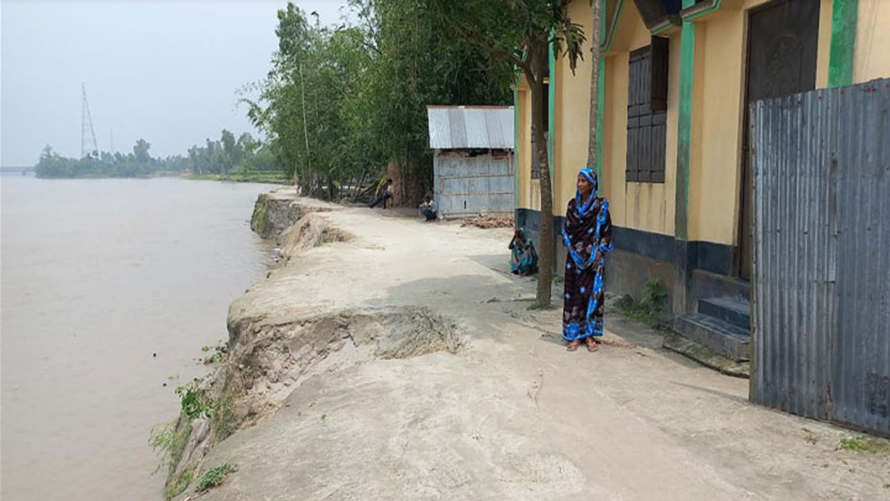 ‘ভাঙতে ভাঙতে নদী হামার বাড়ির বগলোত চলি আলছে’