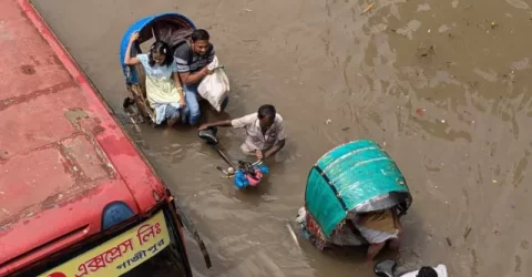 প্রবল বৃষ্টিতে রাজধানীর বেশিরভাগ সড়ক ডুবে গেছে