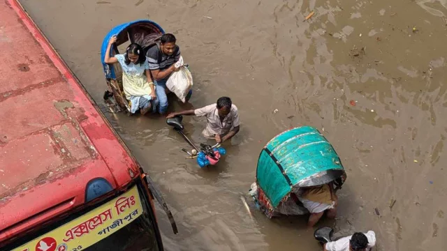 প্রবল বৃষ্টিতে রাজধানীর বেশিরভাগ সড়ক ডুবে গেছে