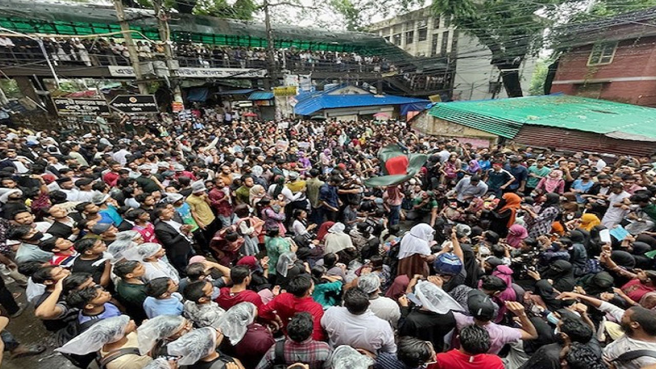 চট্টগ্রামে শিক্ষার্থীদের কর্মসূচিতে যোগ দিলেন আইনজীবীরা