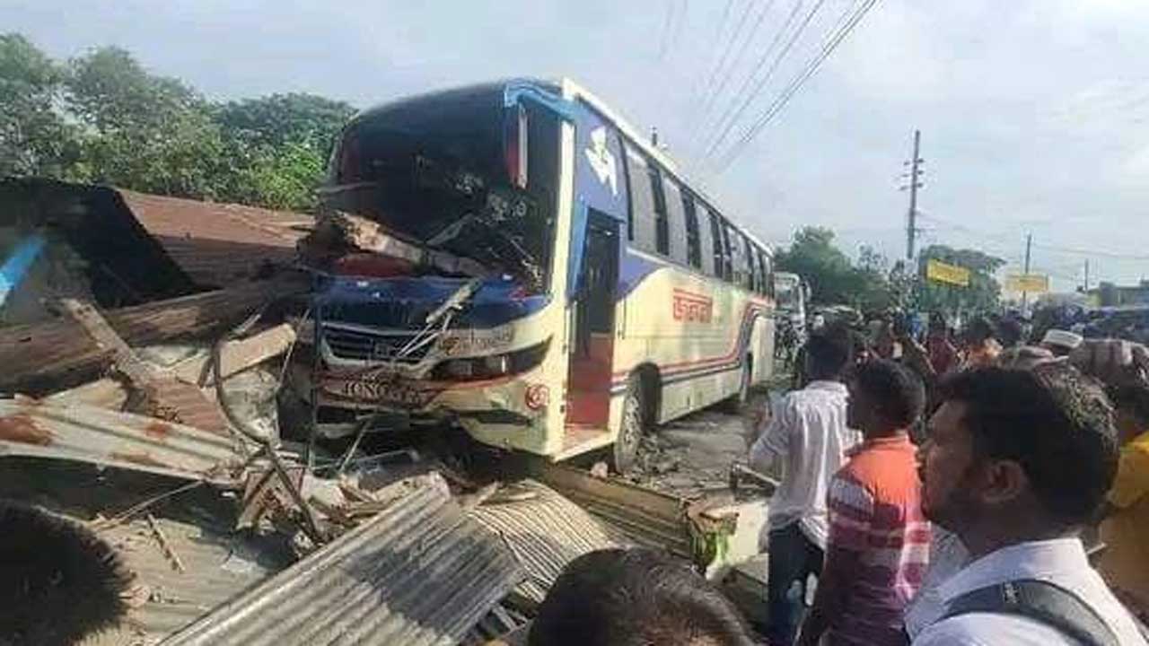 ময়মনসিংহের তারাকান্দায় অটোরিকশায় বাসের ধাক্কা, চালকসহ নিহত ২