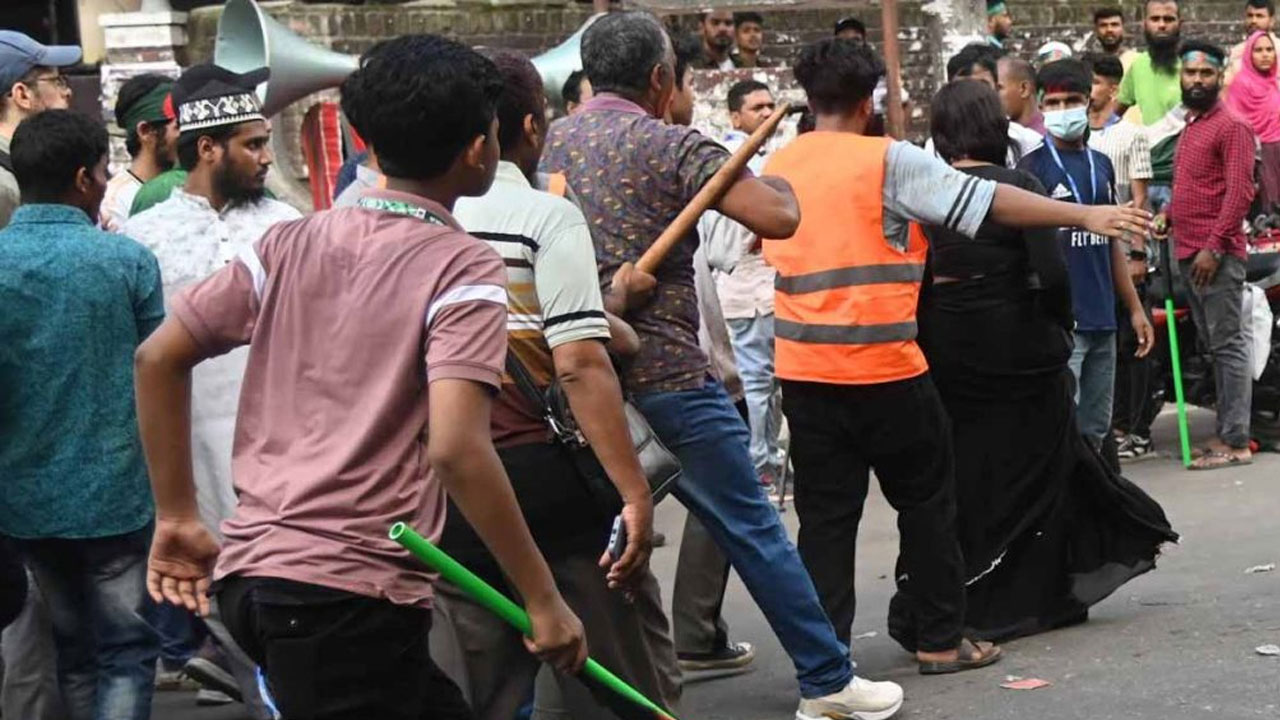 ধানমন্ডি ৩২ নম্বর থেকে ১০ জনের বেশি মানুষকে দেওয়া হলো পুলিশে