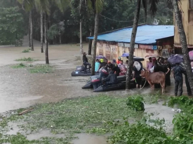 বন্যা দুর্গতদের উদ্ধারে ফেনীতে নৌবাহিনীর ৩ কন্টিনজেন্ট