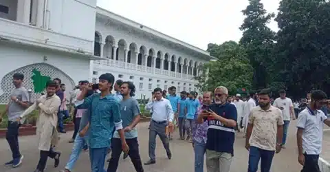 দুপুর ১টার মধ্যে প্রধান বিচারপতিকে পদত্যাগের আল্টিমেটাম