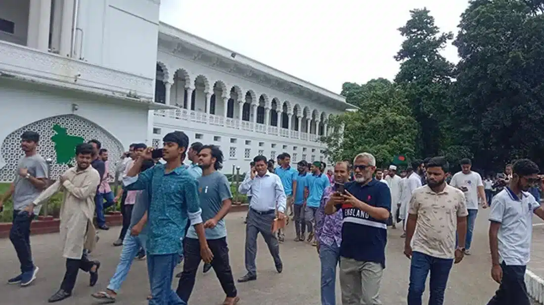 দুপুর ১টার মধ্যে প্রধান বিচারপতিকে পদত্যাগের আল্টিমেটাম