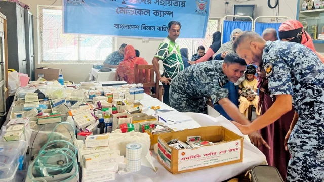 বন্যা পরিস্থিতির উন্নতির জন্য সশস্ত্র বাহিনীর উদ্ধার, ত্রাণ বিতরণ ও চিকিৎসা সেবা চলমান