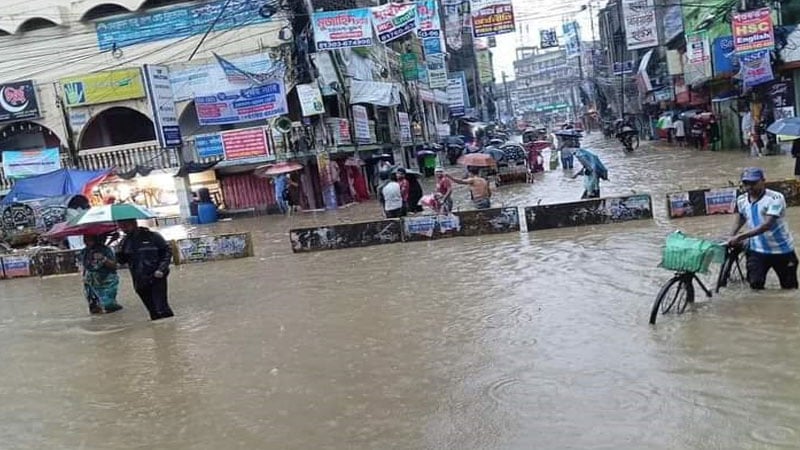 কোমর পানিতে ডুবল চট্টগ্রাম, ভারী বৃষ্টি হতে পারে আরও ২ দিন