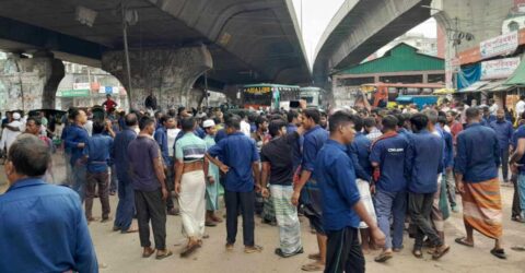 সায়েদাবাদে সড়ক অবরোধ করে অটোরিকশা চালকদের বিক্ষোভ