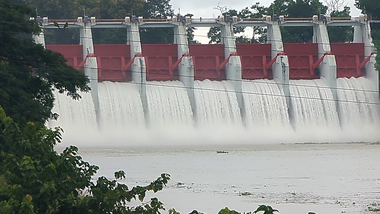 আরও বেড়েছে কাপ্তাই হ্রদের পানি, জলকপাট খোলা হলো দুই ফুট