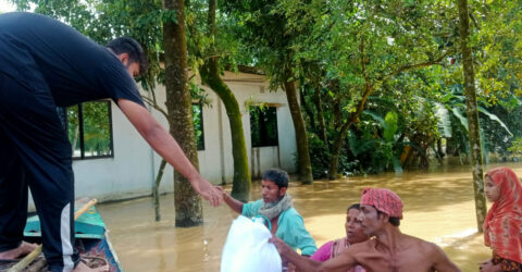 ত্রাণের নৌকা-ট্রলার দেখলেই বুক পানি ডিঙিয়ে আসেন তারা