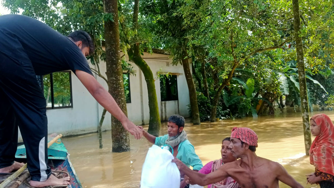 ত্রাণের নৌকা-ট্রলার দেখলেই বুক পানি ডিঙিয়ে আসেন তারা