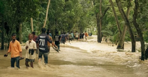 বন্যার্তদের জন্য একদিনের বেতন দিলো বিজিবি ও দুদক