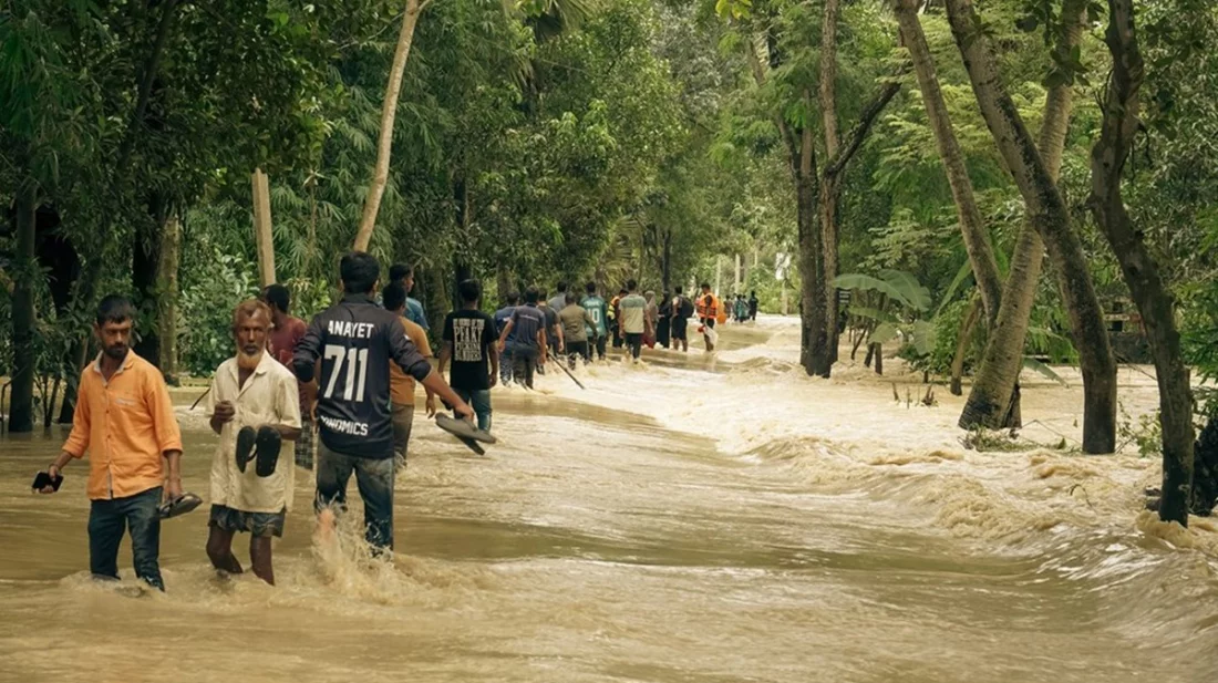 বন্যার্তদের জন্য একদিনের বেতন দিলো বিজিবি ও দুদক