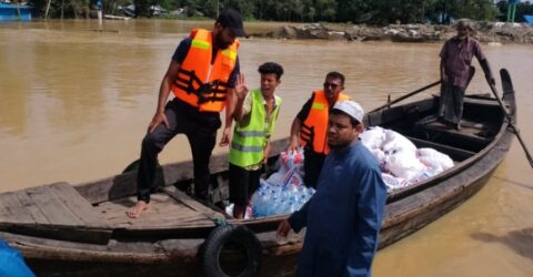 বন্যায় তীব্র কষ্টে মানুষ, বেড়ে চলেছে নৌকার ভাড়া