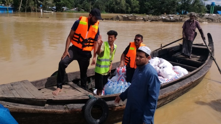 বন্যায় তীব্র কষ্টে মানুষ, বেড়ে চলেছে নৌকার ভাড়া