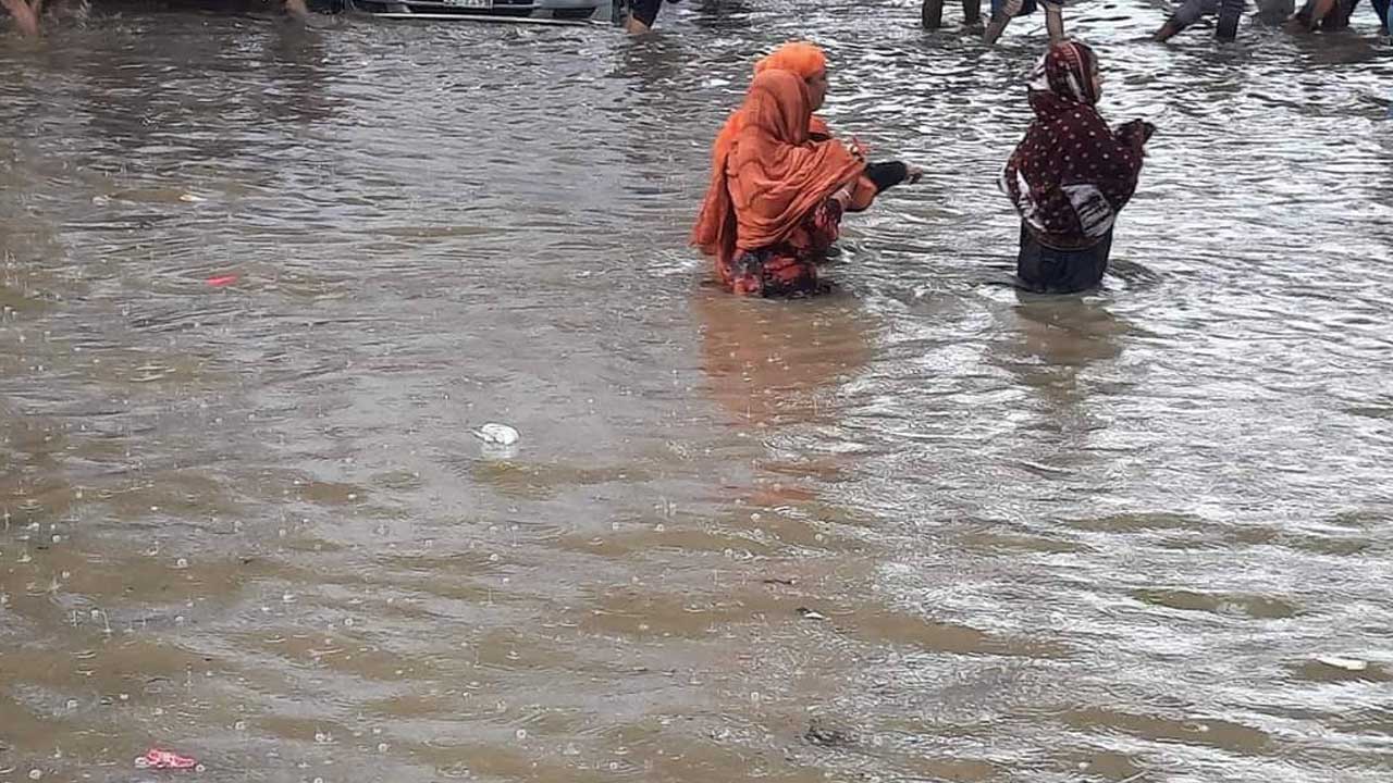 চট্টগ্রামে ৬ ঘণ্টায় ৬৫ মিলিমিটার বৃষ্টি, জলাবদ্ধতা