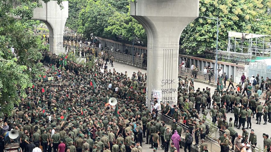 দাবি আদায়ে প্রেসক্লাবের সামনে সমবেত বিভিন্ন সংগঠন, যান চলাচল বন্ধ