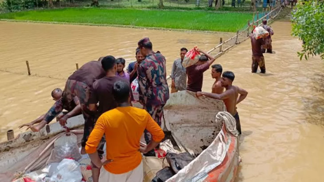 খাগড়াছড়ির সীমান্ত এলাকা থেকে ২ হাজার পানিবন্দী মানুষকে উদ্ধার বিজিবির