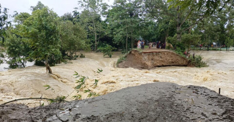 আখাউড়ায় বাঁধ ভেঙে ১৫ গ্রাম প্লাবিত, যোগাযোগ বিচ্ছিন্ন