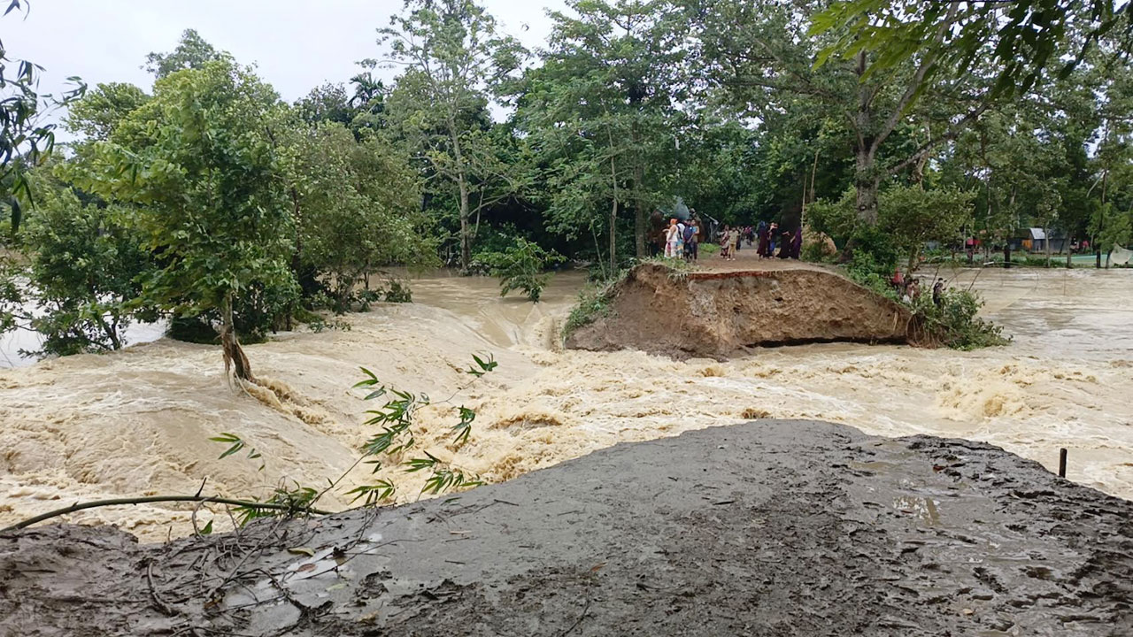 আখাউড়ায় বাঁধ ভেঙে ১৫ গ্রাম প্লাবিত, যোগাযোগ বিচ্ছিন্ন