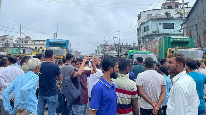 বকেয়া বেতনের দাবিতে শ্রমিকদের বিক্ষোভ, মহাসড়ক অবরোধ