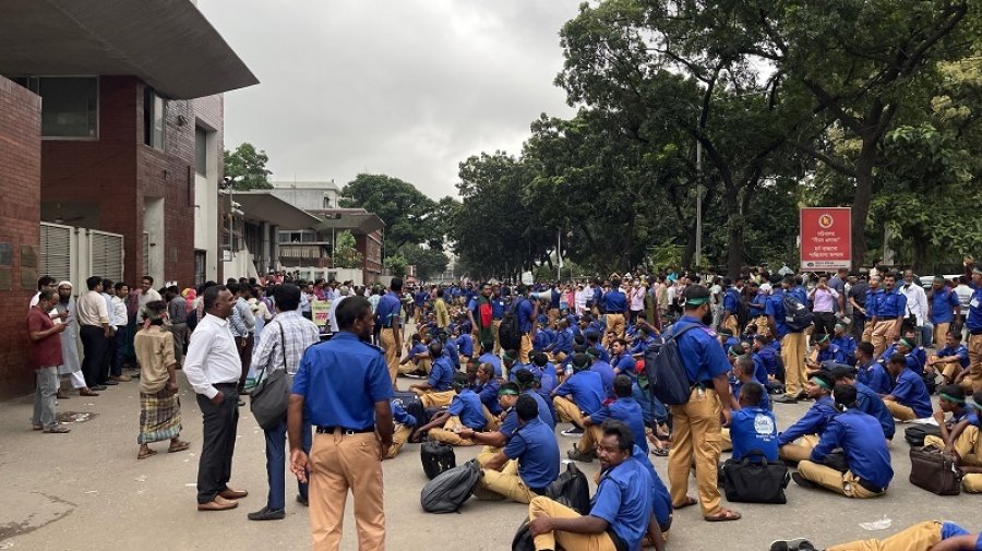 সচিবালয়ের সামনের সড়ক বন্ধ, দাবি আদায়ে চলছে বিক্ষোভ