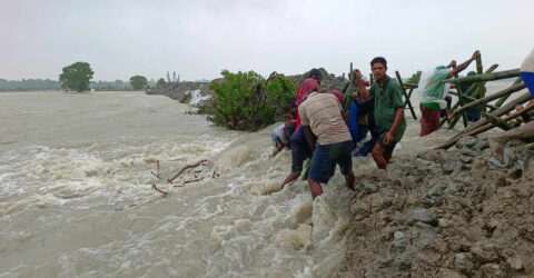 খুলনায় পানিবন্দি ১৩ গ্রামের মানুষের দুর্বিষহ জীবন