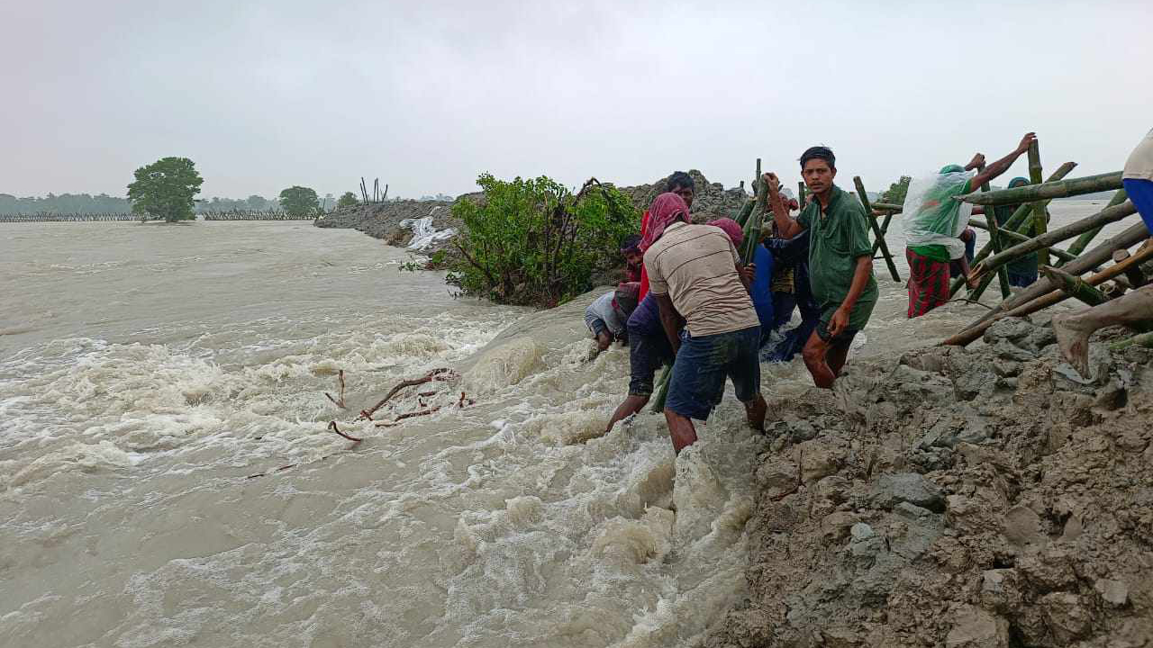 খুলনায় পানিবন্দি ১৩ গ্রামের মানুষের দুর্বিষহ জীবন