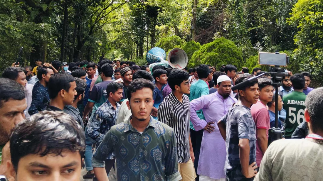 স্থানীয়দের আল্টিমেটামে হল ছাড়লেন শিক্ষার্থীরা