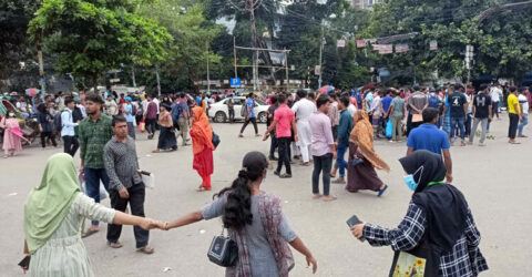 হল থেকে বের করার প্রতিবাদে শিক্ষার্থীদের নীলক্ষেত মোড় অবরোধ