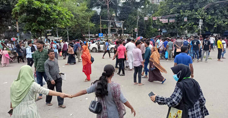 হল থেকে বের করার প্রতিবাদে শিক্ষার্থীদের নীলক্ষেত মোড় অবরোধ