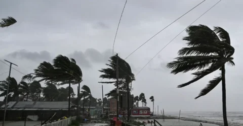 দুপুরের মধ্যে ৮ অঞ্চলে ঝোড়ো হাওয়া বয়ে যেতে পারে