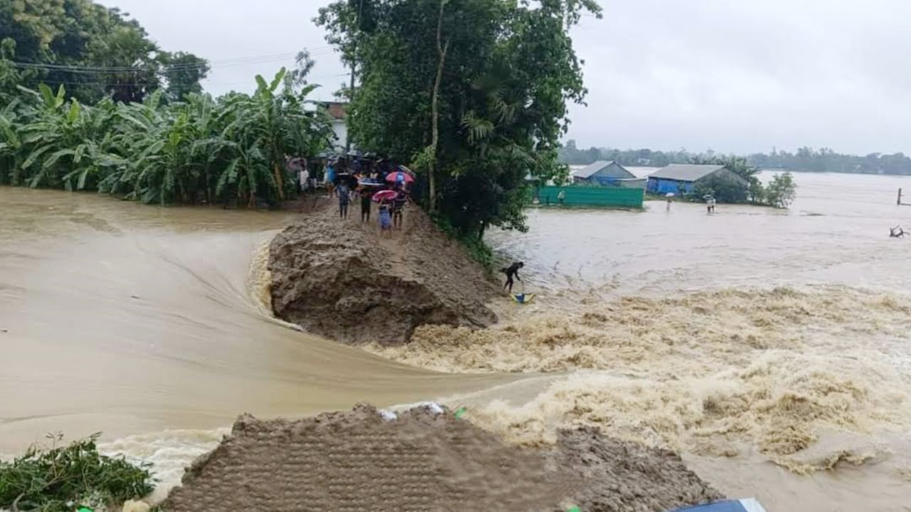 বন্যার্তদের সহায়তায় তিন দপ্তরের কর্মচারীরা দিলেন ৯৯ লাখ টাকা