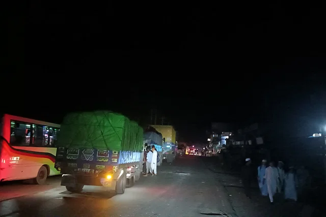 ১১ ঘণ্টার বেশি সময় পর চট্টগ্রাম-কক্সবাজার মহাসড়কে যান চলাচল শুরু