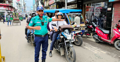 বরিশালে সচল হয়েছে সব থানা, ট্রাফিক নিয়ন্ত্রণে পুলিশ