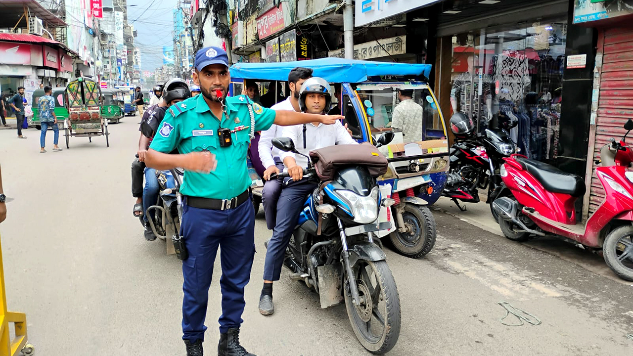 বরিশালে সচল হয়েছে সব থানা, ট্রাফিক নিয়ন্ত্রণে পুলিশ