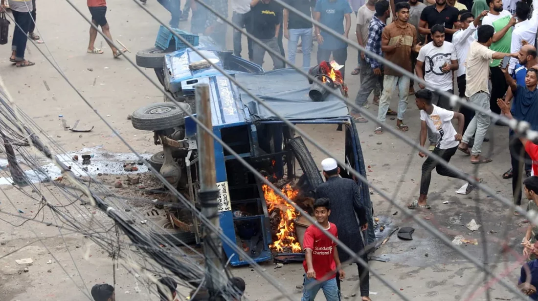 সিএমএম কোর্টের সামনে পুলিশের গাড়িতে আগুন