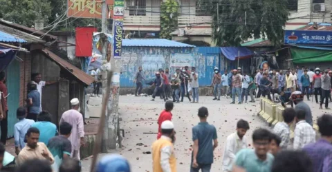 চট্টগ্রামের নিউমার্কেট এলাকা রণক্ষেত্র, সংঘর্ষে গুলিবিদ্ধ ২৪