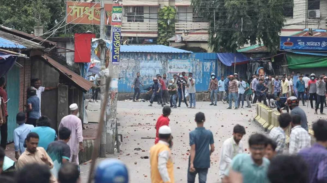 চট্টগ্রামের নিউমার্কেট এলাকা রণক্ষেত্র, সংঘর্ষে গুলিবিদ্ধ ২৪