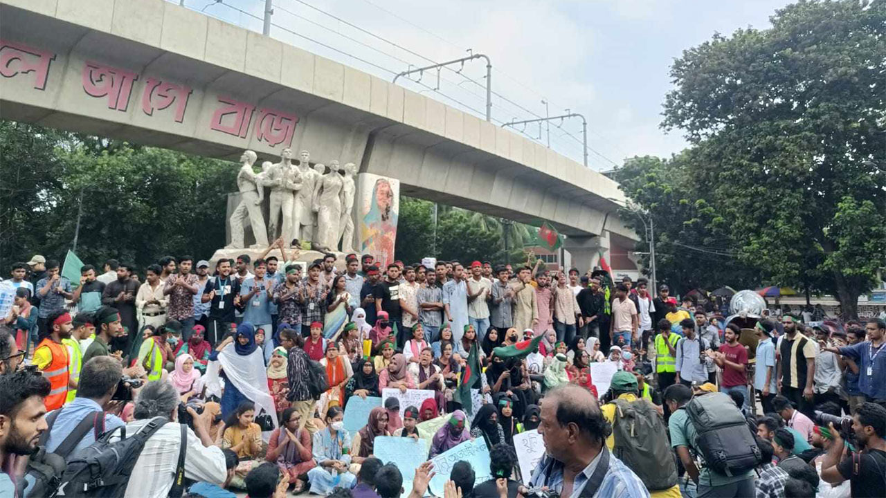 সব মন্ত্রণালয়ের সচিব ও কমিশন প্রধানদের অপসারণ দাবি