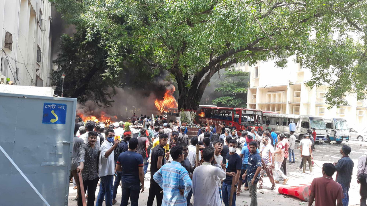 আগুনের খবর পেয়েও ঘটনাস্থলে যেতে পারছে না ফায়ার সার্ভিস